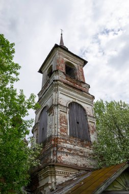 Antik Ortodoks çan kulesi, Knyazhevo köyü, Kostroma bölgesi, Rusya, 1802 'de inşa edildi.