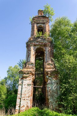 1791 'de inşa edilen Ryapolovo köyü, Rusya' daki yıkılmış Ortodoks çan kulesi şu anda terk edilmiş durumda.