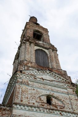 Antik Ortodoks çan kulesi, Kostroma bölgesi, Rusya, Nikolo-Mosty yolu, 1823 yılında inşa edildi.