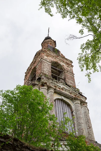 古被毁的东正教钟楼 科斯特马地区 俄罗斯Nikolo Mosty地区 建于1823年 目前已经废弃 — 图库照片