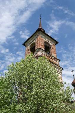 Antik Ortodoks çan kulesi, Knyazhevo köyü, Kostroma bölgesi, Rusya, 1802 'de inşa edildi.