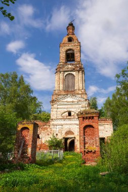 Rusya, Nikolo-Mosty yolu, 1823 yılında yıkılmış Ortodoks kilisesi. Şu anda tapınak terk edilmiş durumda.