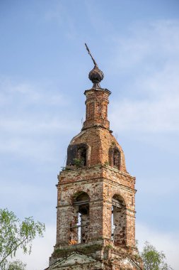 Antik Ortodoks çan kulesi, Kostroma bölgesi, Rusya, Nikolo-Mosty yolu, 1823 yılında inşa edildi.