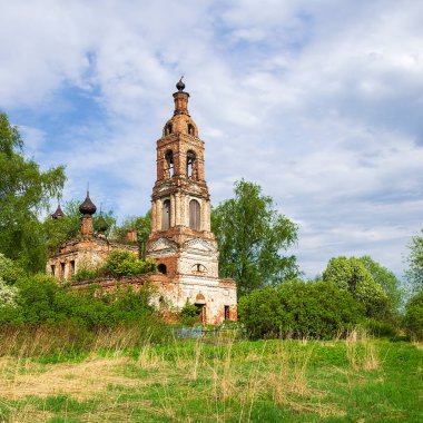 Manzara, Ortodoks kilisesi, Kostroma bölgesi, Rusya, Nikolo-Mosty yolu, inşaat yılı 1823 şu anda tapınak terk edilmiş durumda.
