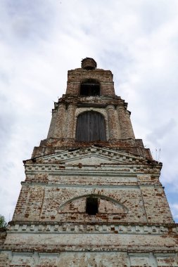 Antik Ortodoks çan kulesi, Kostroma bölgesi, Rusya, Nikolo-Mosty yolu, 1823 yılında inşa edildi.
