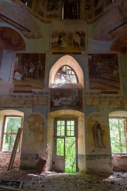 1809 yılında Rusya 'da terk edilmiş bir Ortodoks kilisesinin içinde 1809 yılında tapınak terk edilmiş.