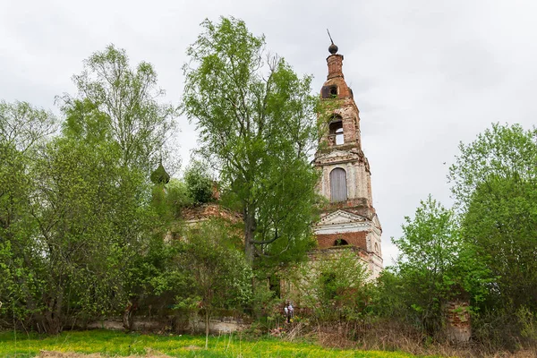 景観破壊正教会 Kostroma地域 ロシア ニコロ モスティ トラクト 建設の年1823現在寺は放棄されます — ストック写真