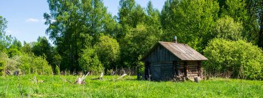 Köyde eski bir ahşap kulübe.