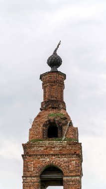 Antik Ortodoks çan kulesi, Kostroma bölgesi, Rusya, Nikolo-Mosty yolu, 1823 yılında inşa edildi.