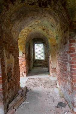 1823 yılında inşa edilen yıkılmış Ortodoks kilisesi, Kostroma bölgesi, Rusya, Nikolo-Mosty yolu içinde kilise şu anda terk edilmiş durumda.