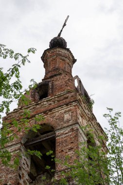 Antik Ortodoks çan kulesi, Kostroma bölgesi, Rusya, Nikolo-Mosty yolu, 1823 yılında inşa edildi.