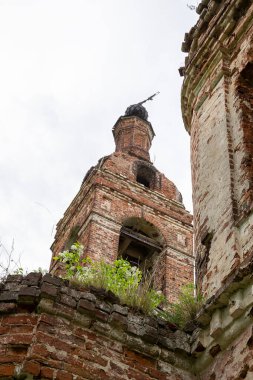 Antik Ortodoks çan kulesi, Kostroma bölgesi, Rusya, Nikolo-Mosty yolu, 1823 yılında inşa edildi.