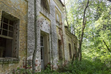 1809 'da inşa edilen terk edilmiş bir tapınağın pencereleri, Rusya' da, the Temple şu anda terk edilmiş durumda.