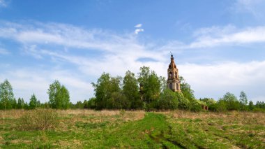 Manzara, Ortodoks kilisesi, Kostroma bölgesi, Rusya, Nikolo-Mosty yolu, inşaat yılı 1823 şu anda tapınak terk edilmiş durumda.