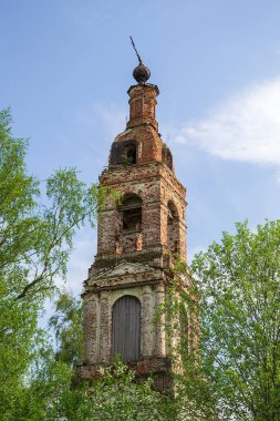 Antik Ortodoks çan kulesi, Kostroma bölgesi, Rusya, Nikolo-Mosty yolu, 1823 yılında inşa edildi.