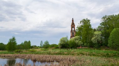 Manzara, Ortodoks kilisesi, Kostroma bölgesi, Rusya, Nikolo-Mosty yolu, inşaat yılı 1823 şu anda tapınak terk edilmiş durumda.