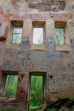 1823 yılında inşa edilen yıkılmış Ortodoks kilisesi, Kostroma bölgesi, Rusya, Nikolo-Mosty yolu içinde kilise şu anda terk edilmiş durumda.