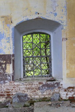 1760, 1772 'de Rusya' nın Kostroma bölgesindeki Shacha Nehri üzerindeki Ilyinsky köyünün tapınak kompleksi olan terk edilmiş bir tapınağın içi. Tesis şu anda terk edilmiş durumda.