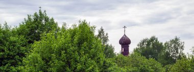 Ormandaki manzara Ortodoks Kilisesi, 1760, 1772 'de Rusya' nın Kostroma bölgesindeki Shacha Nehri üzerindeki İlyinsky köyünün tapınak kompleksi. Tesis şu anda terk edilmiş durumda.