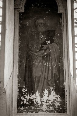 1760, 1772 'de Rusya' nın Kostroma bölgesindeki Shacha Nehri üzerindeki Ilyinsky köyünün tapınak kompleksi olan terk edilmiş bir Ortodoks kilisesinin duvarlarına çizimler yapıldı. Tesis şu anda terk edilmiş durumda.