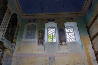 1760, 1772 'de Rusya' nın Kostroma bölgesindeki Shacha Nehri üzerindeki Ilyinsky köyünün tapınak kompleksi olan terk edilmiş bir tapınağın içi. Tesis şu anda terk edilmiş durumda.