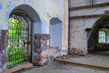 1760, 1772 'de Rusya' nın Kostroma bölgesindeki Shacha Nehri üzerindeki Ilyinsky köyünün tapınak kompleksi olan terk edilmiş bir tapınağın içi. Tesis şu anda terk edilmiş durumda.
