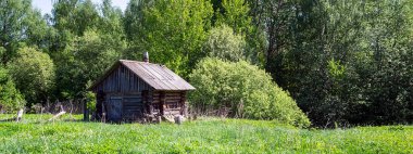 Köyde eski bir ahşap kulübe.