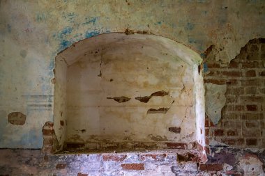 1760, 1772 'de Rusya' nın Kostroma bölgesindeki Shacha Nehri üzerindeki Ilyinsky köyünün tapınak kompleksi olan terk edilmiş bir tapınağın içi. Tesis şu anda terk edilmiş durumda.