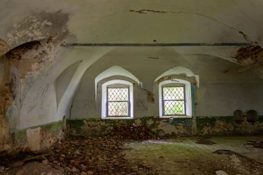 1760, 1772 'de Rusya' nın Kostroma bölgesindeki Shacha Nehri üzerindeki Ilyinsky köyünün tapınak kompleksi olan terk edilmiş bir tapınağın içi. Tesis şu anda terk edilmiş durumda.