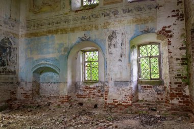 1760, 1772 'de Rusya' nın Kostroma bölgesindeki Shacha Nehri üzerindeki Ilyinsky köyünün tapınak kompleksi olan terk edilmiş bir tapınağın içi. Tesis şu anda terk edilmiş durumda.