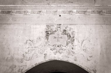 1760, 1772 'de Rusya' nın Kostroma bölgesindeki Shacha Nehri üzerindeki Ilyinsky köyünün tapınak kompleksi olan terk edilmiş bir Ortodoks kilisesinin duvarlarına çizimler yapıldı. Tesis şu anda terk edilmiş durumda.