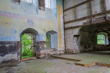 1760, 1772 'de Rusya' nın Kostroma bölgesindeki Shacha Nehri üzerindeki Ilyinsky köyünün tapınak kompleksi olan terk edilmiş bir tapınağın içi. Tesis şu anda terk edilmiş durumda.