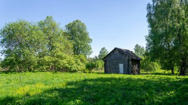 Köyde eski bir ahşap kulübe.