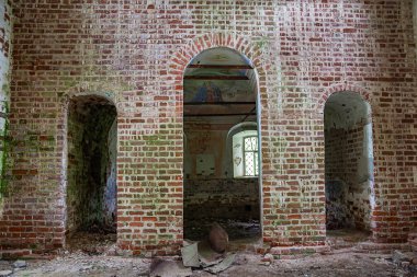 1760, 1772 'de Rusya' nın Kostroma bölgesindeki Shacha Nehri üzerindeki Ilyinsky köyünün tapınak kompleksi olan terk edilmiş bir tapınağın içi. Tesis şu anda terk edilmiş durumda.