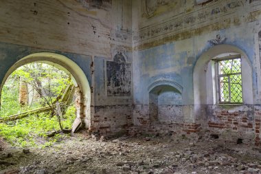 1760, 1772 'de Rusya' nın Kostroma bölgesindeki Shacha Nehri üzerindeki Ilyinsky köyünün tapınak kompleksi olan terk edilmiş bir tapınağın içi. Tesis şu anda terk edilmiş durumda.