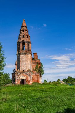Manzara terk edilmiş Ortodoks kilisesi, Nikitskoye köyü, Kostroma ili, Rusya. İnşaat yılı 1789. Şu anda tapınak terk edilmiş durumda..