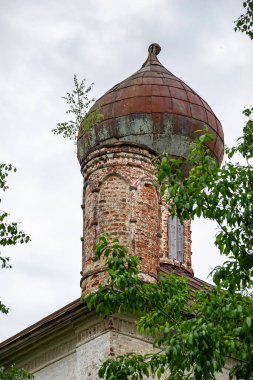 Ağaçların arasındaki eski Ortodoks kilisesinin kubbesi.