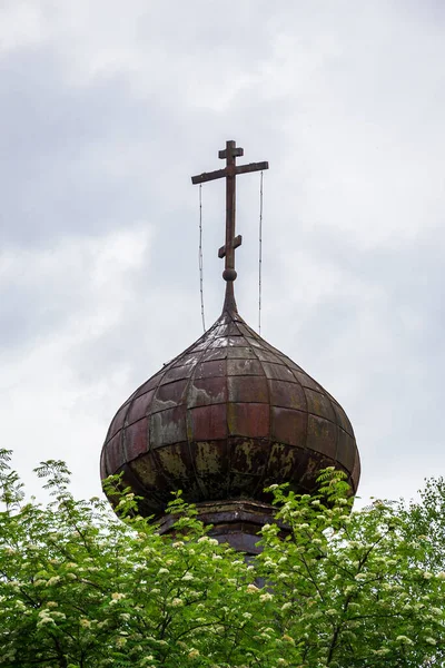 Cúpula Antigua Iglesia Ortodoxa Entre Los Árboles —  Fotos de Stock