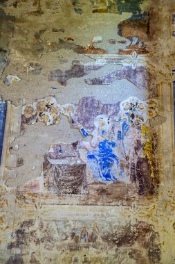 Terk edilmiş bir kilisenin duvarındaki, Rusya 'nın Kostroma eyaletindeki Nikitskoye köyünün İncil' den örnekler. İnşaat yılı 1789. Şu anda tapınak terk edilmiş durumda..