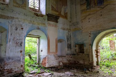 1760, 1772 'de Rusya' nın Kostroma bölgesindeki Shacha Nehri üzerindeki Ilyinsky köyünün tapınak kompleksi olan terk edilmiş bir tapınağın içi. Tesis şu anda terk edilmiş durumda.