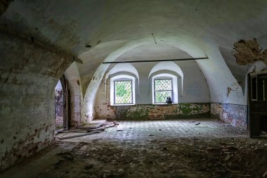 1760, 1772 'de Rusya' nın Kostroma bölgesindeki Shacha Nehri üzerindeki Ilyinsky köyünün tapınak kompleksi olan terk edilmiş bir tapınağın içi. Tesis şu anda terk edilmiş durumda.