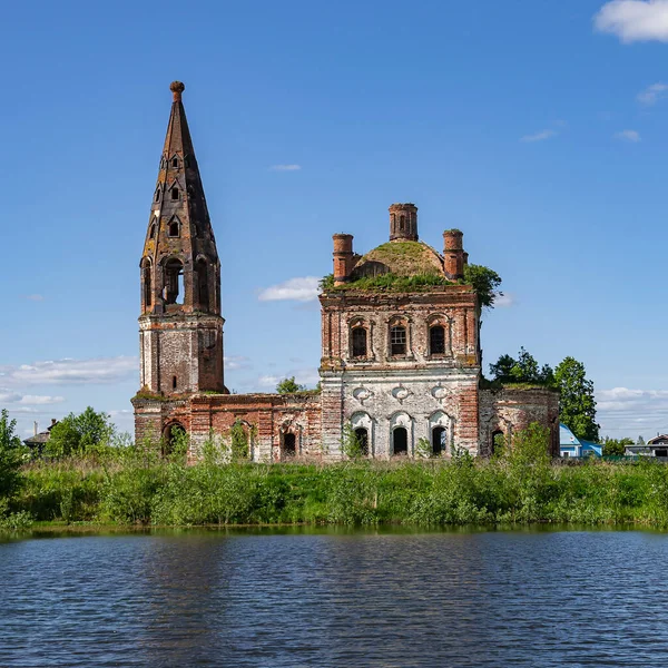 Una Iglesia Rural Abandonada Pueblo Mitino Provincia Kostroma Rusia Año —  Fotos de Stock