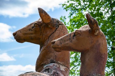 Ormanda alçıdan yapılmış geyik heykeli.