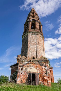 Eski bir kilisenin çan kulesi, Nikitskoye köyü, Kostroma, Rusya. İnşaat yılı 1789. Şu anda tapınak terk edilmiş durumda..