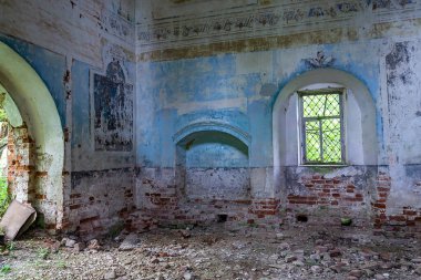 1760, 1772 'de Rusya' nın Kostroma bölgesindeki Shacha Nehri üzerindeki Ilyinsky köyünün tapınak kompleksi olan terk edilmiş bir tapınağın içi. Tesis şu anda terk edilmiş durumda.