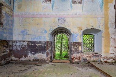 1760, 1772 'de Rusya' nın Kostroma bölgesindeki Shacha Nehri üzerindeki Ilyinsky köyünün tapınak kompleksi olan terk edilmiş bir tapınağın içi. Tesis şu anda terk edilmiş durumda.