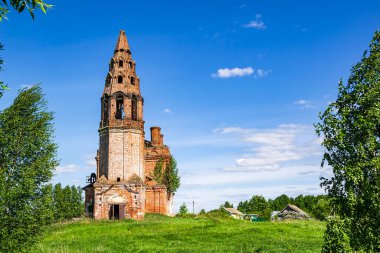 Manzara terk edilmiş Ortodoks kilisesi, Nikitskoye köyü, Kostroma ili, Rusya. İnşaat yılı 1789. Şu anda tapınak terk edilmiş durumda..