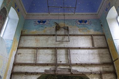 1760, 1772 'de Rusya' nın Kostroma bölgesindeki Shacha Nehri üzerindeki Ilyinsky köyünün tapınak kompleksi olan terk edilmiş bir tapınağın içi. Tesis şu anda terk edilmiş durumda.