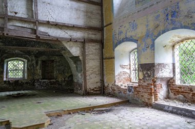 1760, 1772 'de Rusya' nın Kostroma bölgesindeki Shacha Nehri üzerindeki Ilyinsky köyünün tapınak kompleksi olan terk edilmiş bir tapınağın içi. Tesis şu anda terk edilmiş durumda.