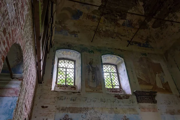 1760, 1772 'de Rusya' nın Kostroma bölgesindeki Shacha Nehri üzerindeki Ilyinsky köyünün tapınak kompleksi olan terk edilmiş bir tapınağın içi. Tesis şu anda terk edilmiş durumda.